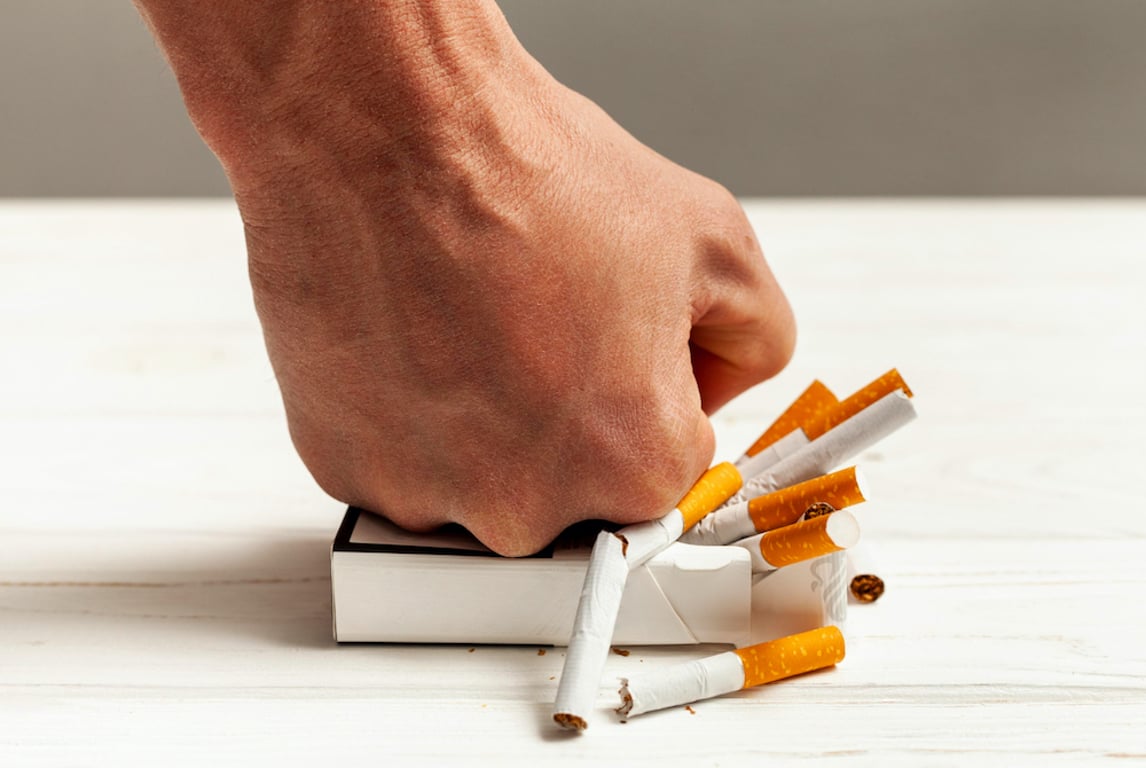Pěst ničí krabičku cigaret