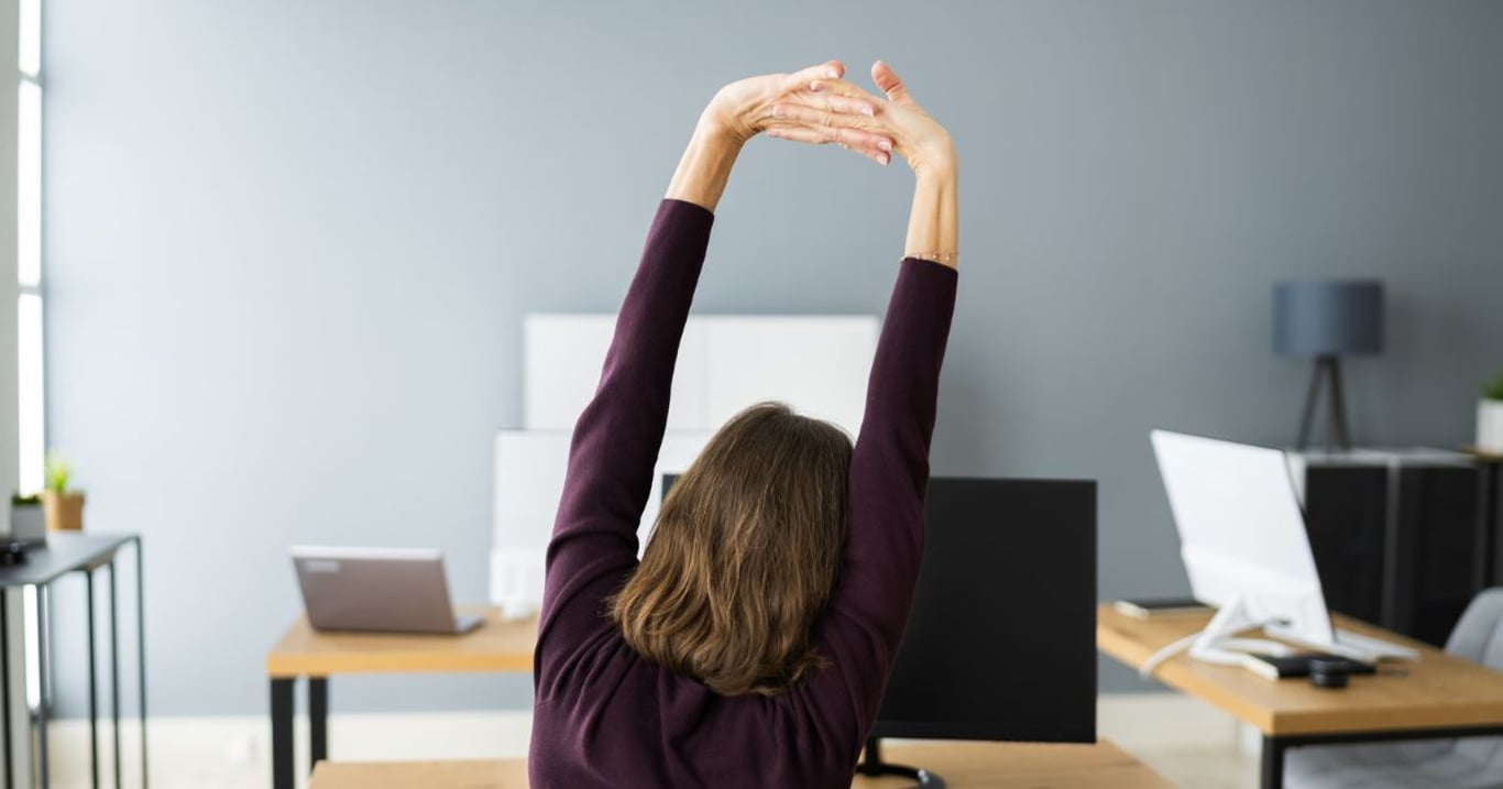 Bolest zad i hlavy mizí během několika minut. Stačí pár nenápadných cviků, které zvládne každý přímo v kanceláři