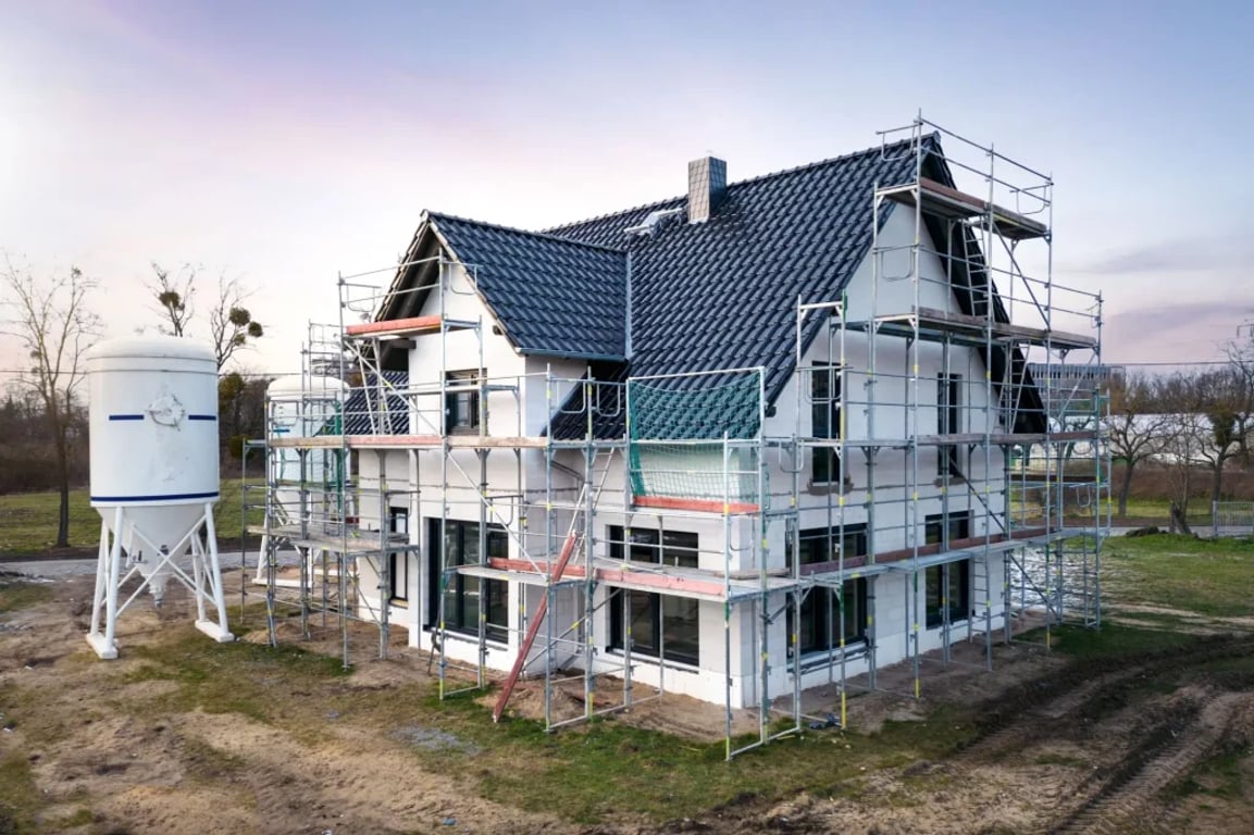 Kolik stojí stavba 100 m² domu a podle čeho vybrat stavební firmu a neprodělat kalhoty