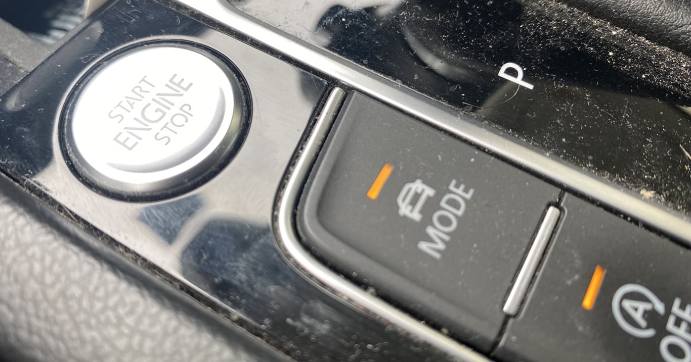 Tlačítko start-stop řidiči v autech nenávidí: „Poloviční životnost motoru,“ vzkazují. Jak se k němu stavíte vy?