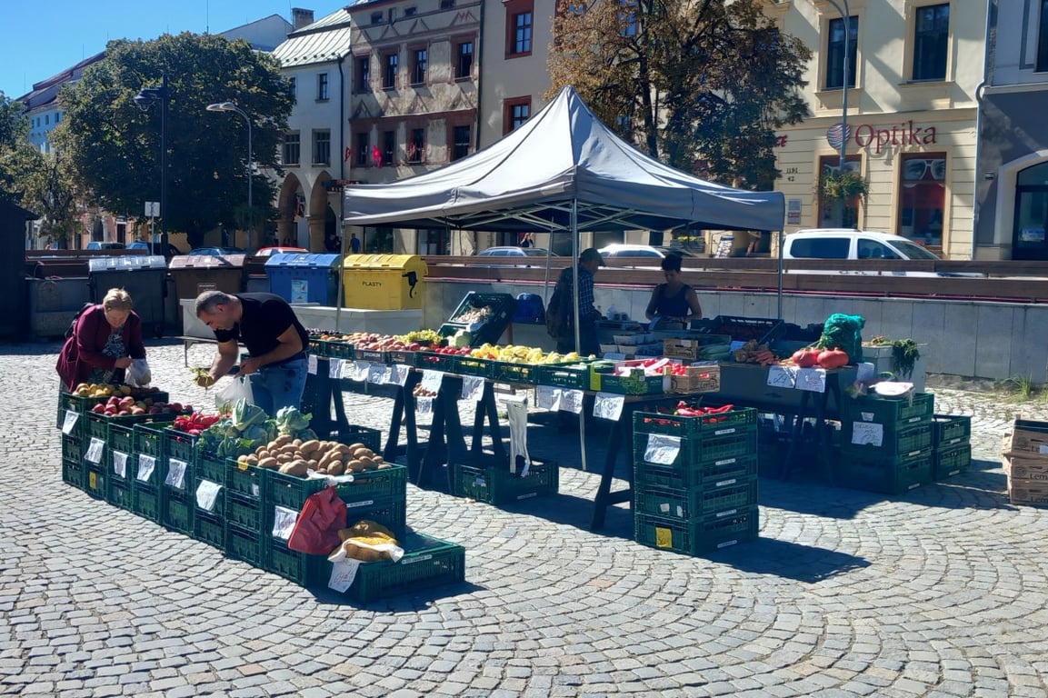 Tržnice na jihlavském náměstí se brzy uzavře. V nabídce teď je dušičkové zboží