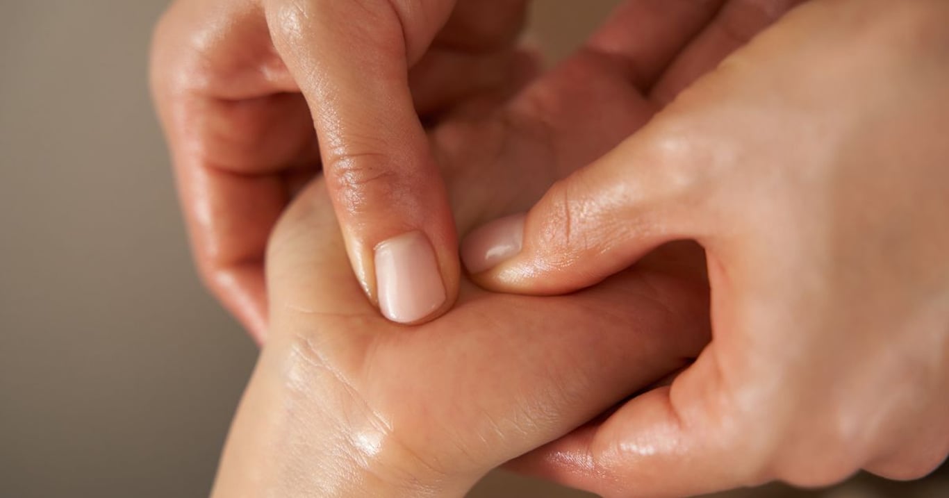 Na rukou jsou body, které dokážou víc než léky. Stačí stisknout ten správný a úleva od bolesti přijde během okamžiku