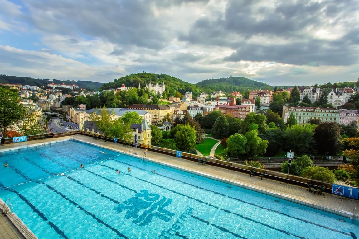 Panoramatický výhled na bazén a Karlovy Vary.