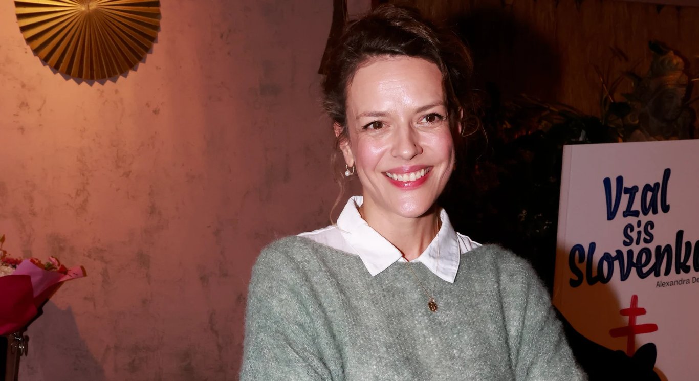 Krásná herečka ze seriálu Vyprávěj změnila život. Kvůli práci se rozhodla změnit rodný jazyk, někdy s tím má problémy