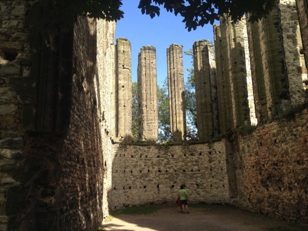 Tip na výlet v Čechách: Navštivte největší menhir, nejmagičtější chrám i nejzajímavější dub