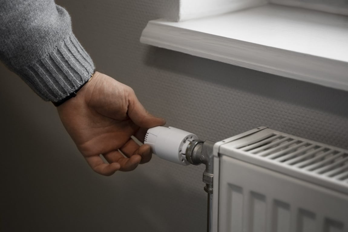 Instalatér prozradil: Češi vůbec neumí odvzdušnit topení. Pořád opakují tyhle chyby, které je stojí tisíce korun na vyúčtování