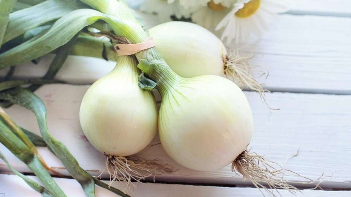 Skvrny od potu nebo trávy? Pomůže cibule