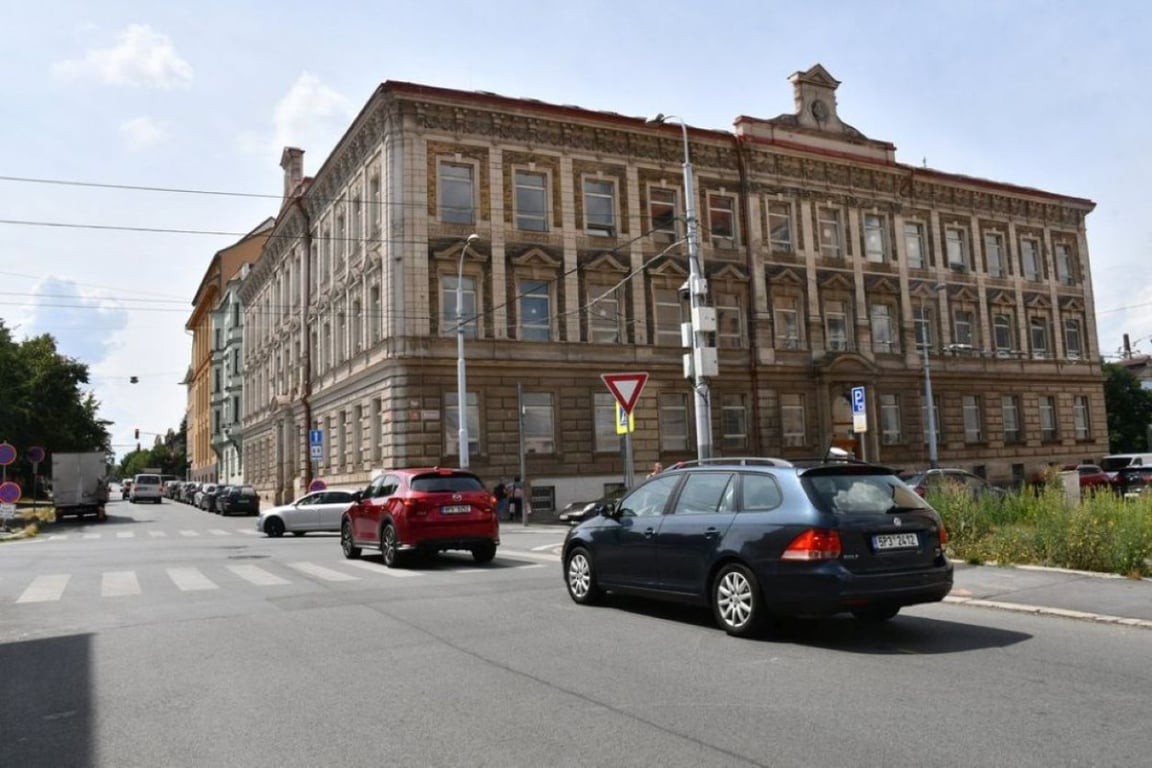 Pozor, rozsáhlé opravy Husova náměstí pokračují. Dopravní režim se teď ale změní