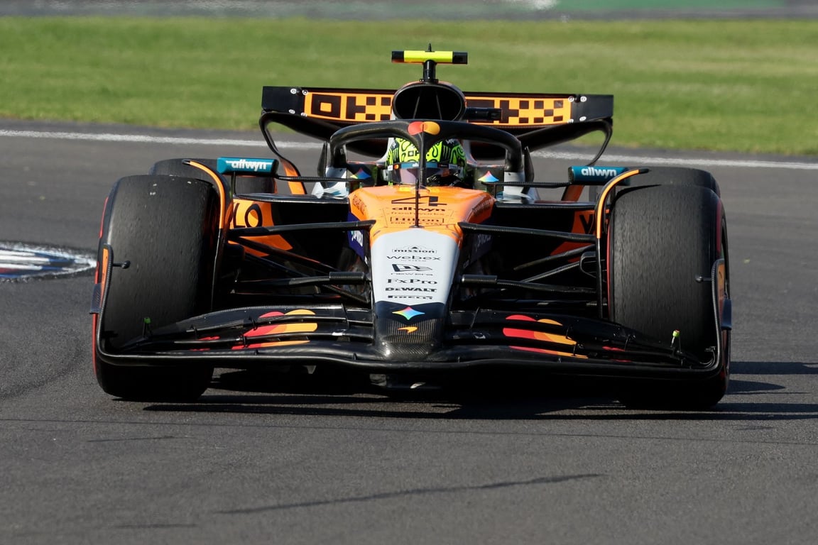 Norris v Mexiku jasně triumfoval a vede šampionát, Hamilton musel přijmout trest
