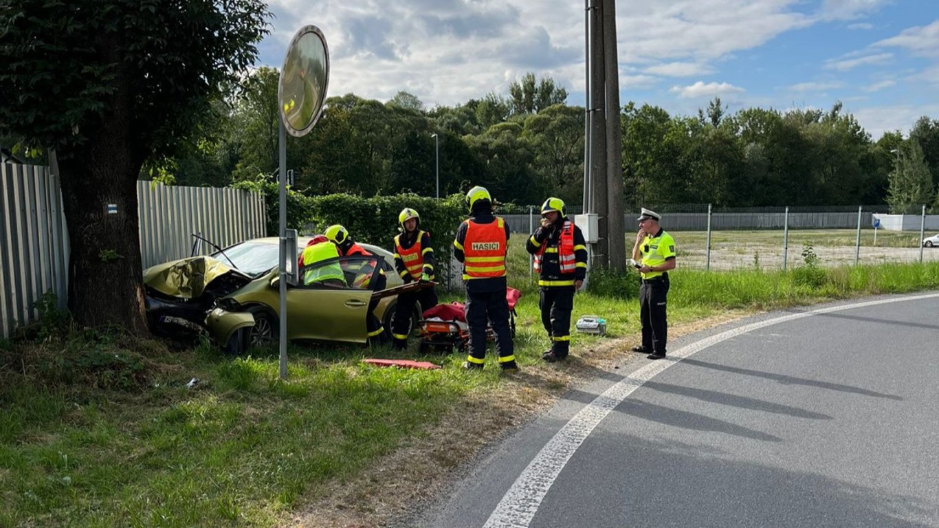 Řidič utrpěl těžké zranění, vyletěl ze silnice a čelně narazil s autem do stromu
