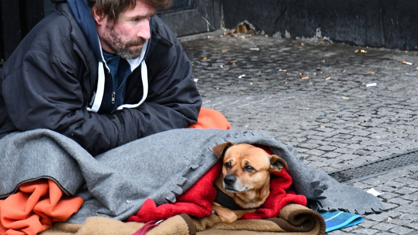Když si všimla cedule v jeho rukách, zastavila se. Nikdo netušil, že právě začíná příběh, který dojme tisíce lidí