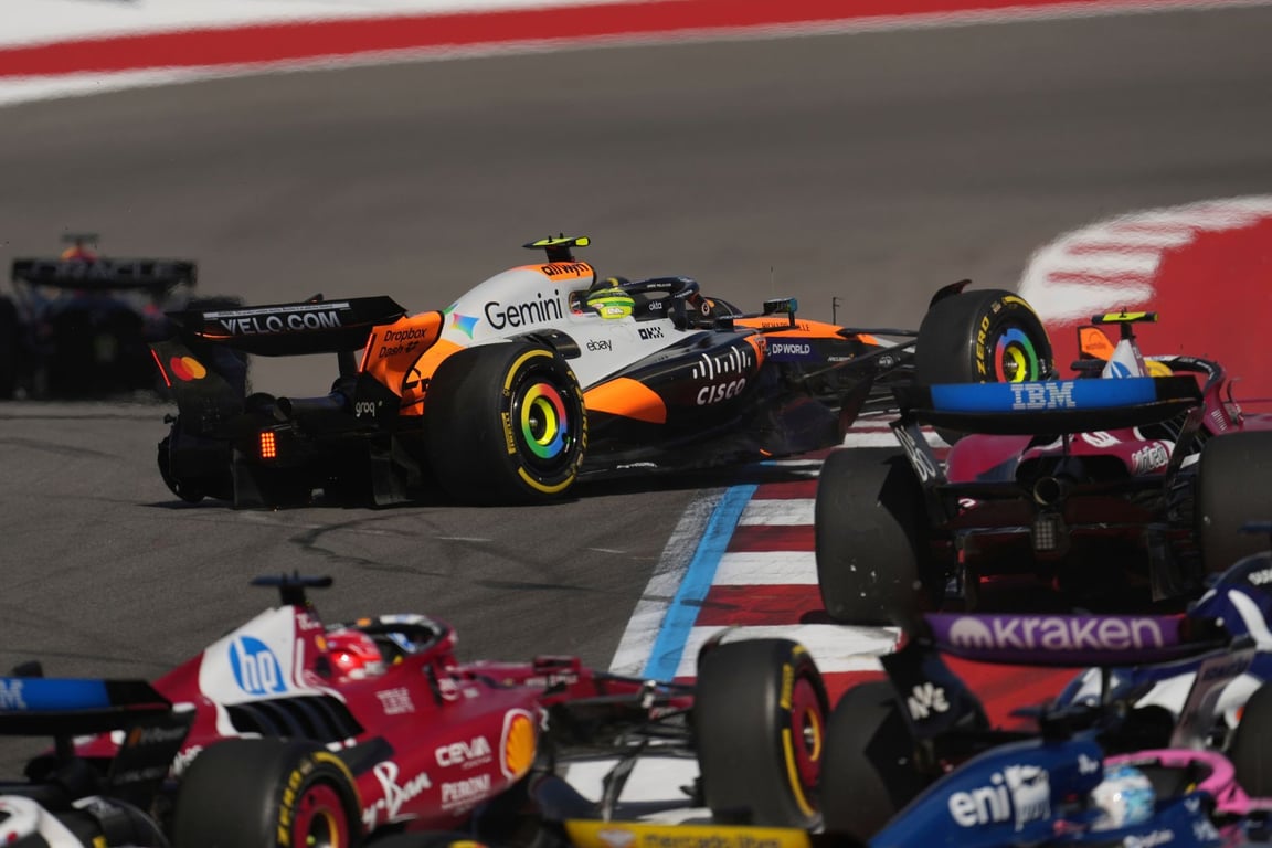 "Amatéři vpředu." Pohroma pro McLaren, o oba vozy přišel hned v první zatáčce