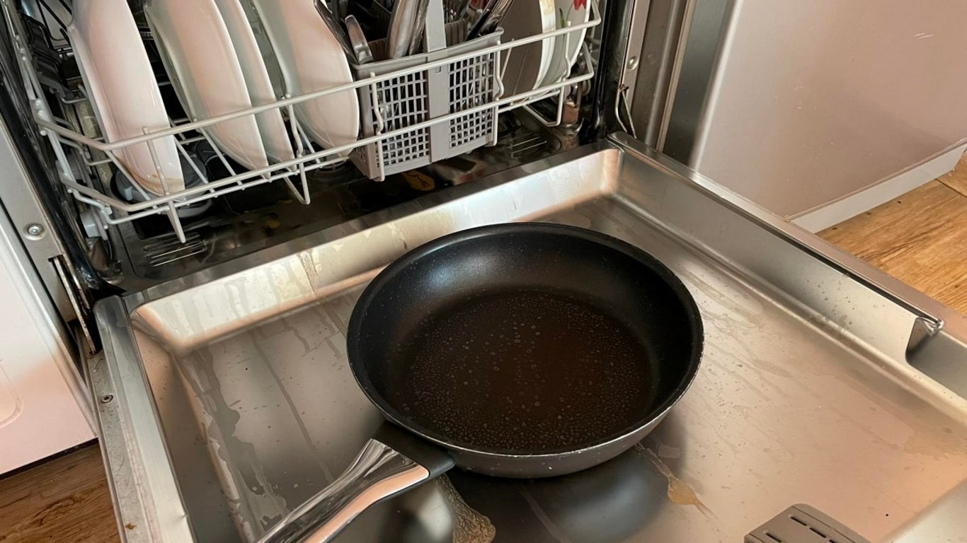 Každé smažení končilo popáleninou, než objevila jednoduchý trik. Teď zůstává kuchyně dokonale čistá