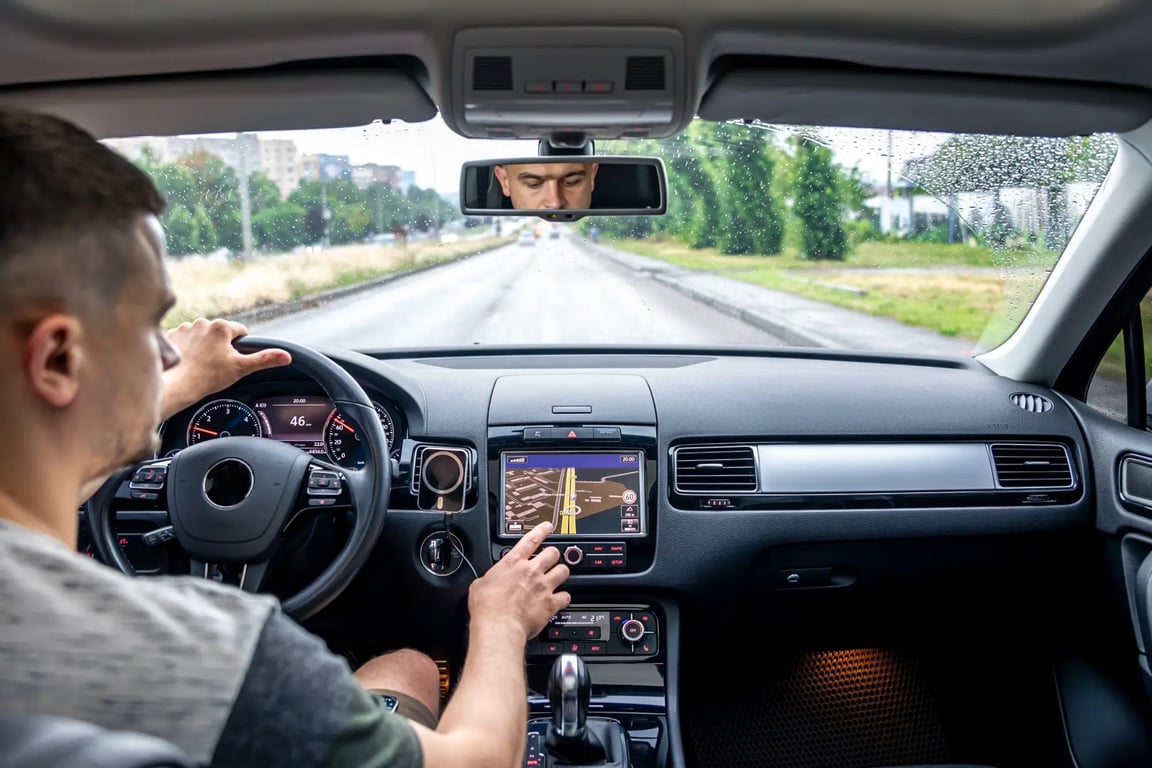 Pozor na navigaci v autě. Za špatné používání hrozí vysoké pokuty i ztráta řidičáku