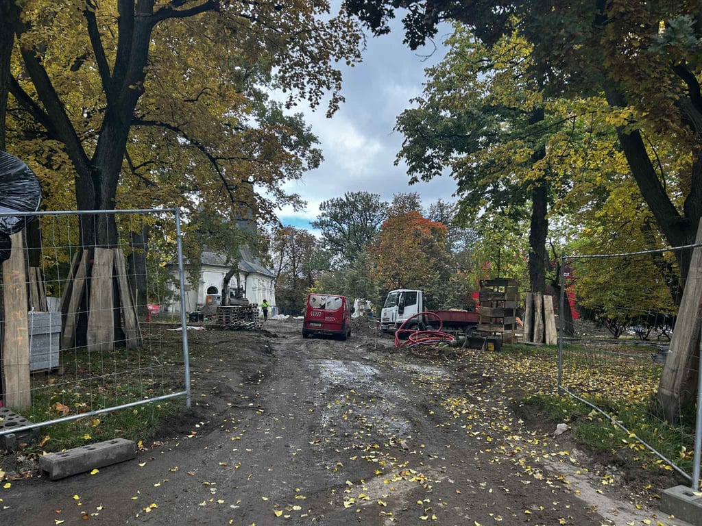 FOTO: Ve Smetanových sadech mají dělníci plno práce, musí stihnou otevření arény
