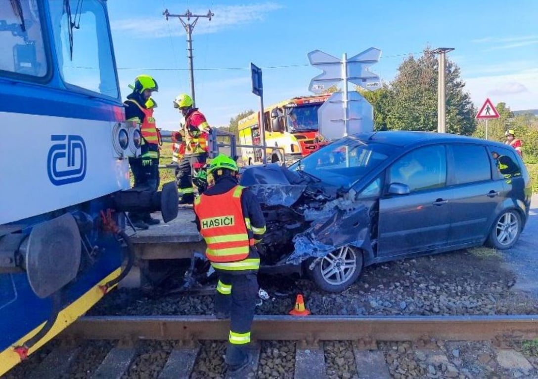 Řidič osobního automobilu zahynul na železničním přejezdu při srážce s vlakem