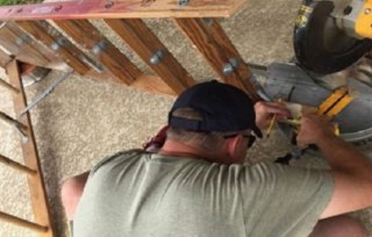 Na bleším trhu koupil starý žebřík. Za pár korun ho šikovnýma rukama přetvořil na krásný kousek do interiéru