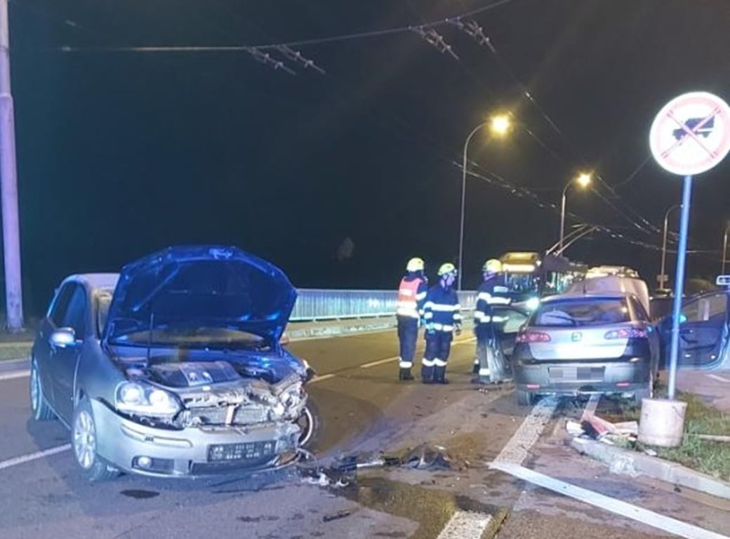 Mladá řidička v Jihlavě při odbočování nabourala auto jedoucí v protisměru