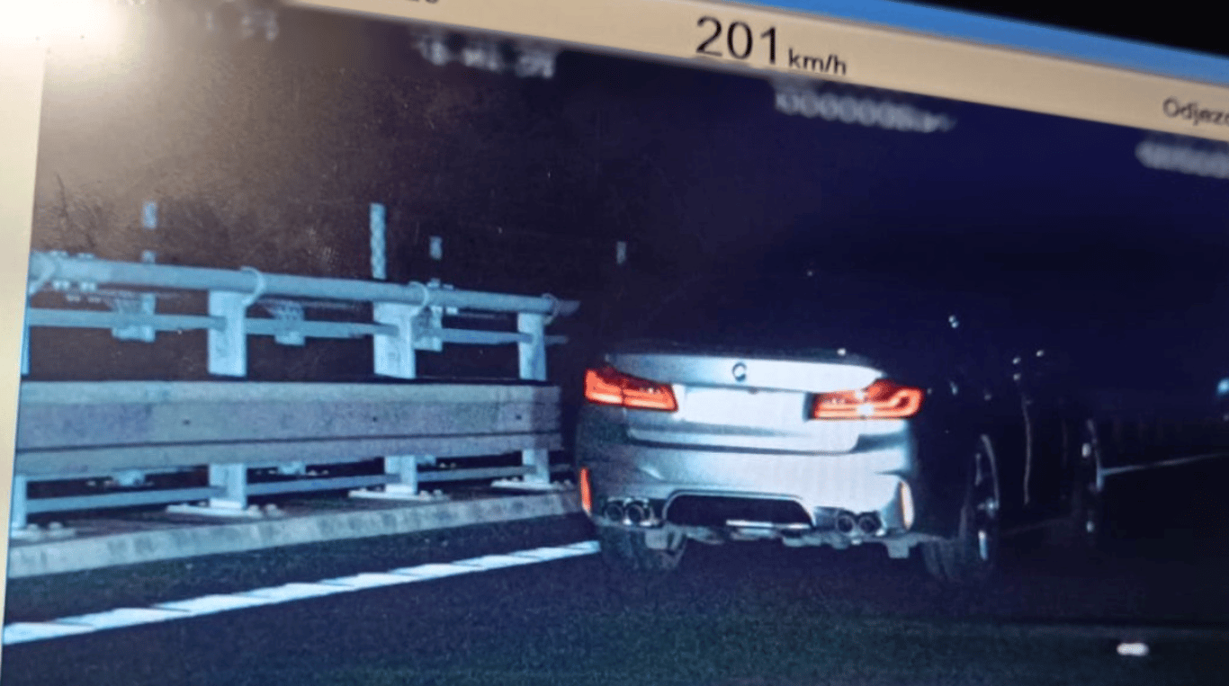 Mladý řidič se prohnal po D1 rychlostí 201 km/h, policisté mu na místě zabavili řidičák
