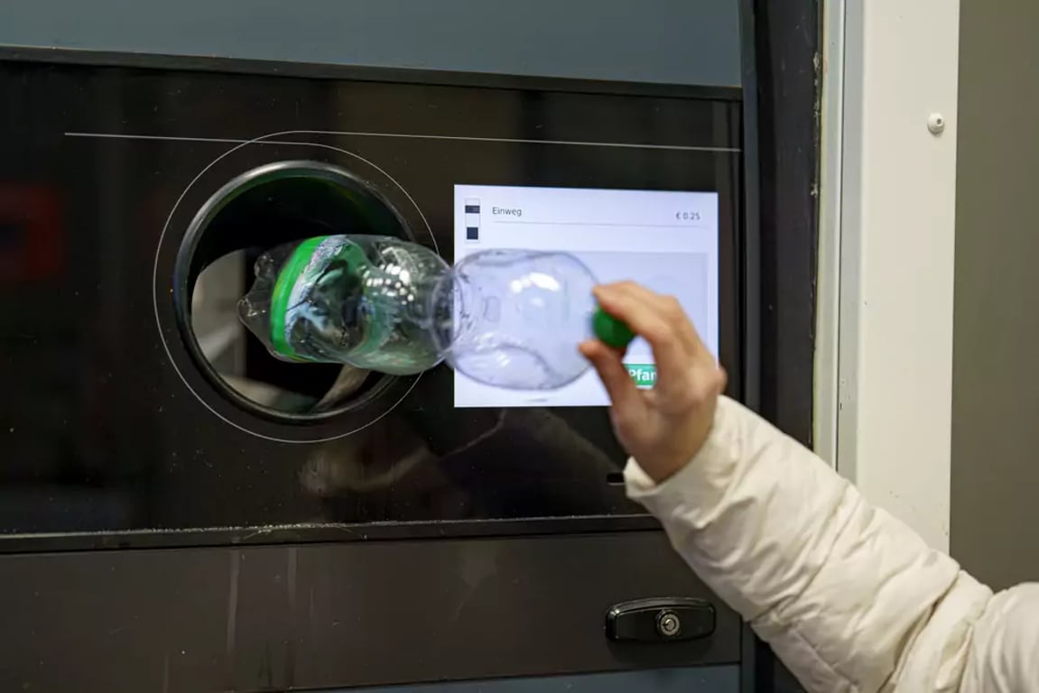 Supermarkety umožňují vracení PET lahví a plechovek před najetím na nový systém