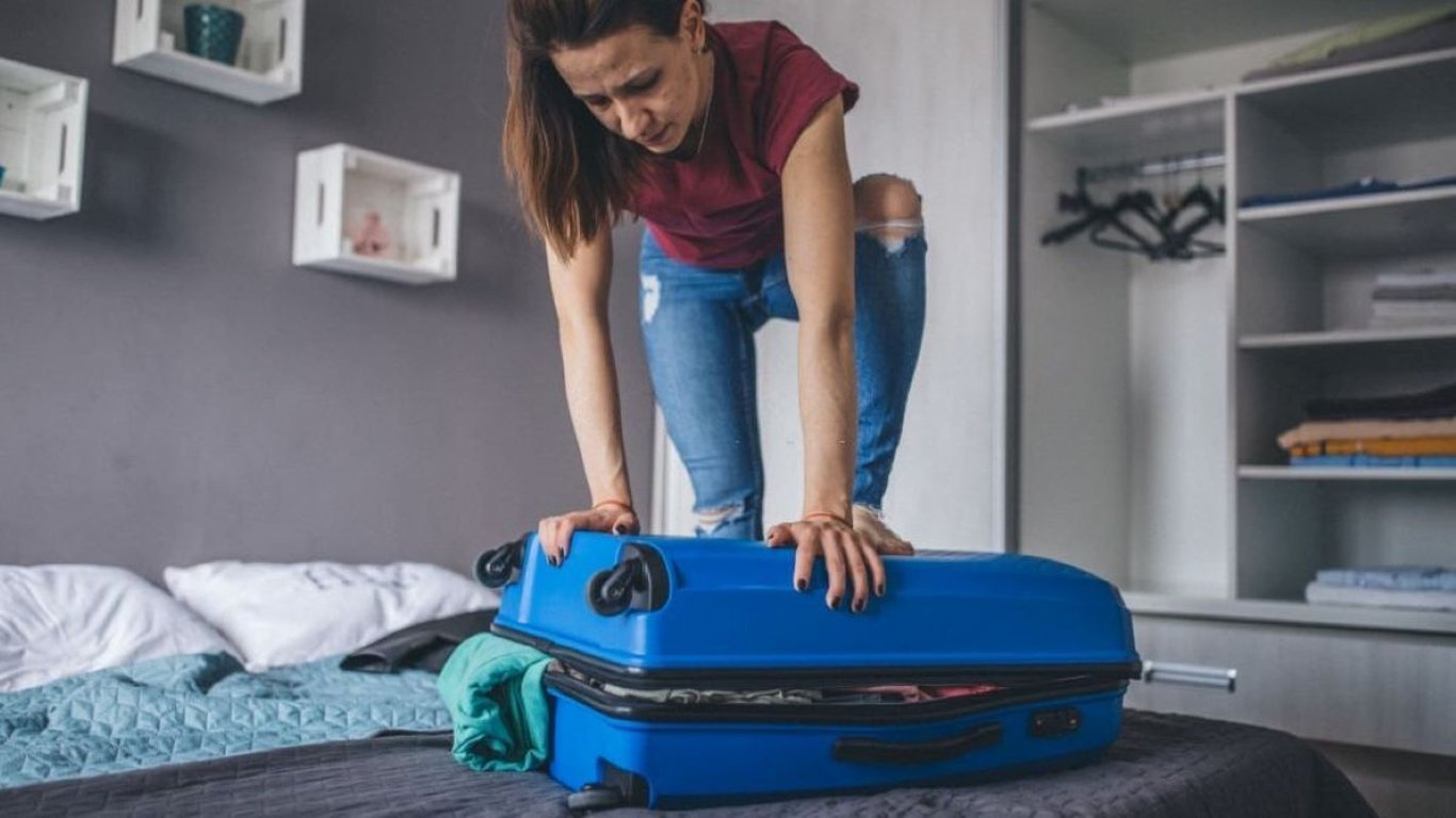 Dostaňte do letadla další zavazadlo zdarma. Legální fígl, který ušetří poplatky a neporuší pravidla