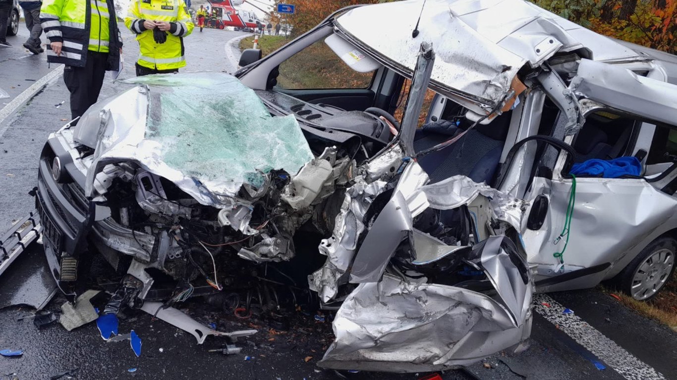 Při drtivém střetu s kamionem se těžce zranil řidič osobního automobilu