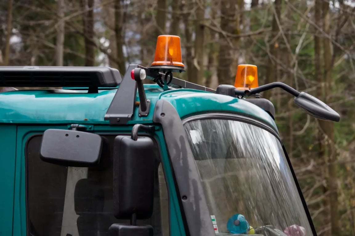 Oranžové majáky jen upozorňují na to, že se zde právě pracuje. 