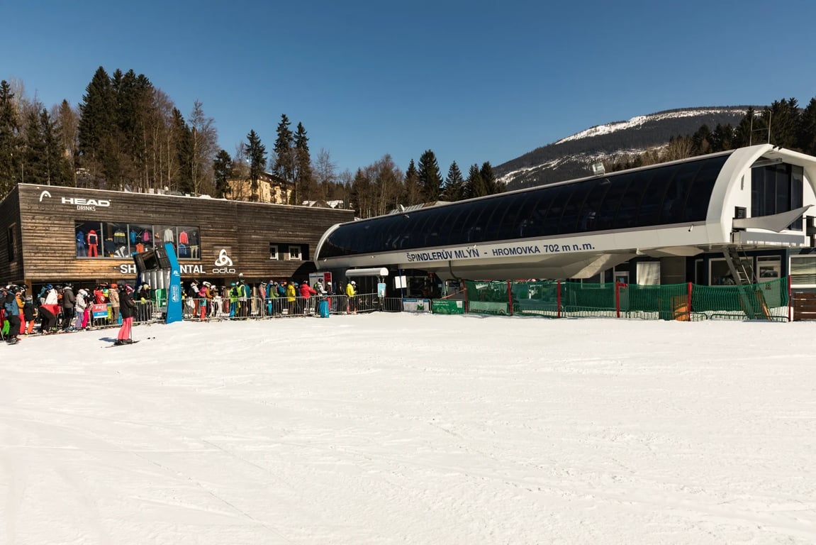 Zimní šok: Skipasy v Česku skokově zdraží, rodinná dovolená na horách vyjde na tisíce navíc.