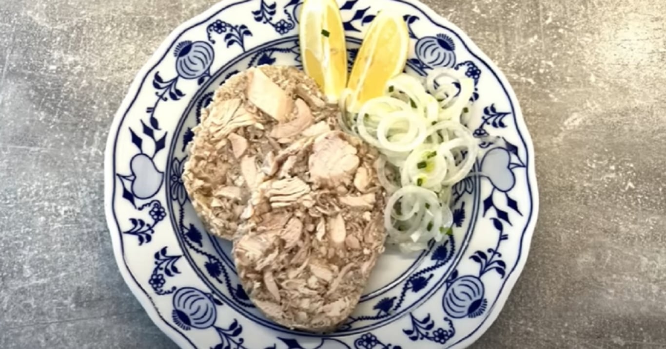 Obyčejná tlačenka vedle této „Po tatarsku“ zbledne závistí – rozhodně ji vyzkoušejte, ta chuť stojí opravdu za to