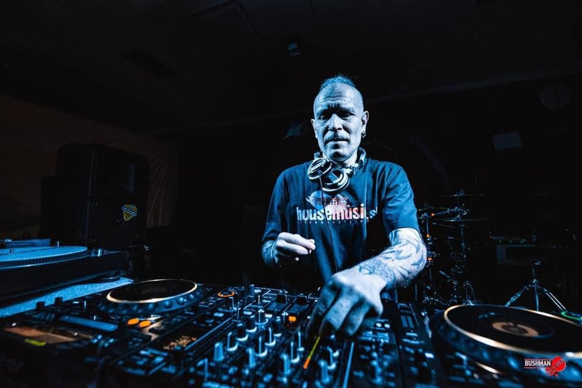 Zemřel DJ Tráva. Českému průkopníkovi taneční muziky bylo šedesát let