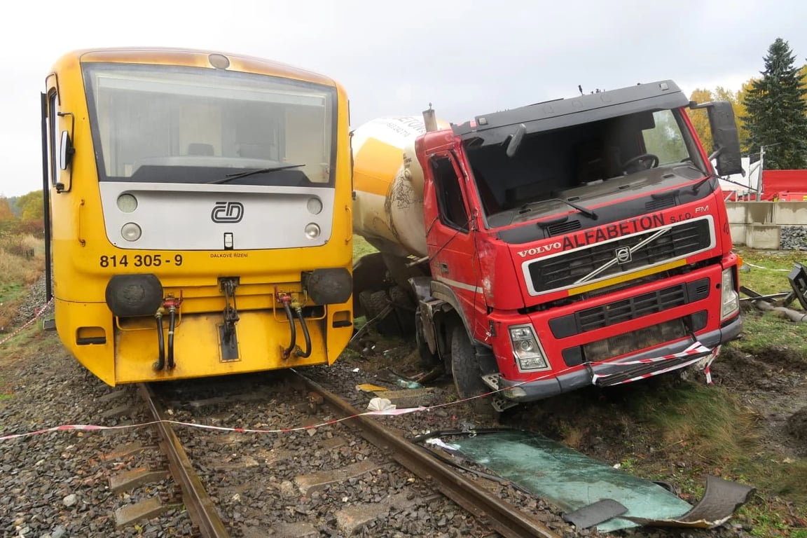 Vykolejený vlak na Příbramsku způsobil dopravní komplikace. Řidič z nákladního auta se vážně zranil