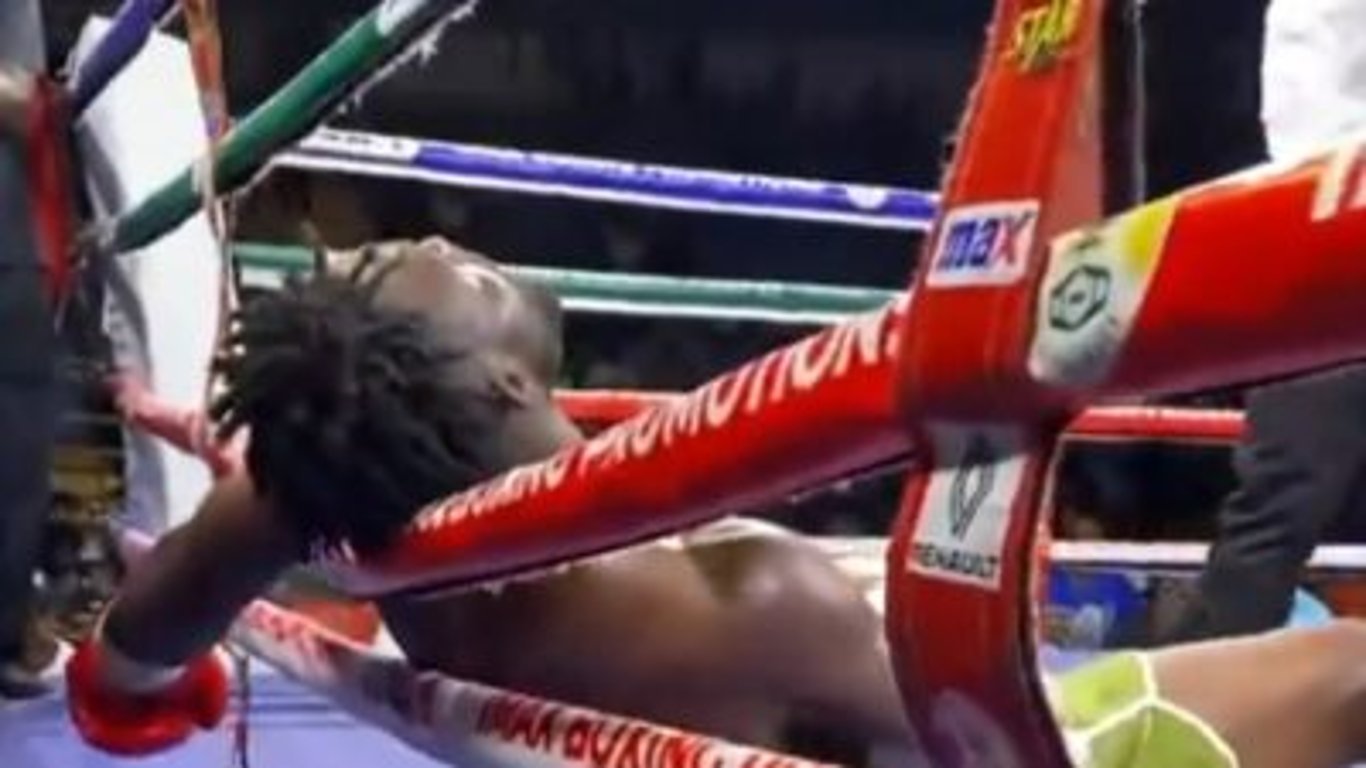 Nepěkné záběry z ringu. Boxer zkolaboval a po půlhodině zemřel