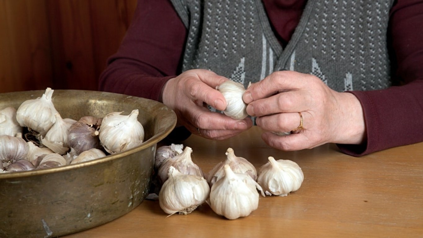Oloupejte česnek za pár sekund