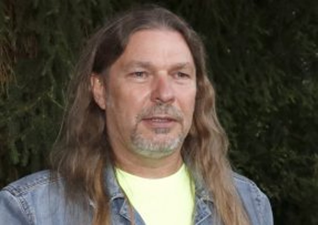 Zpěvák Petr Kolář v džínové bundě