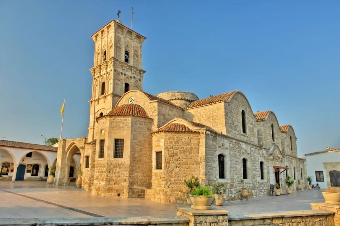 Kostel sv. Lazara v Larnace za krásného dne.