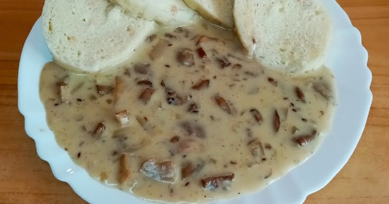 Poctivá houbovka s knedlíkem – základ, který omáčce dodá bohatou, intenzivní a nezapomenutelnou chuť