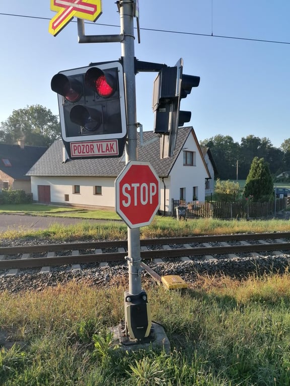 Vlak na Plzeňsku smetl auto. Řidič zemřel na místě