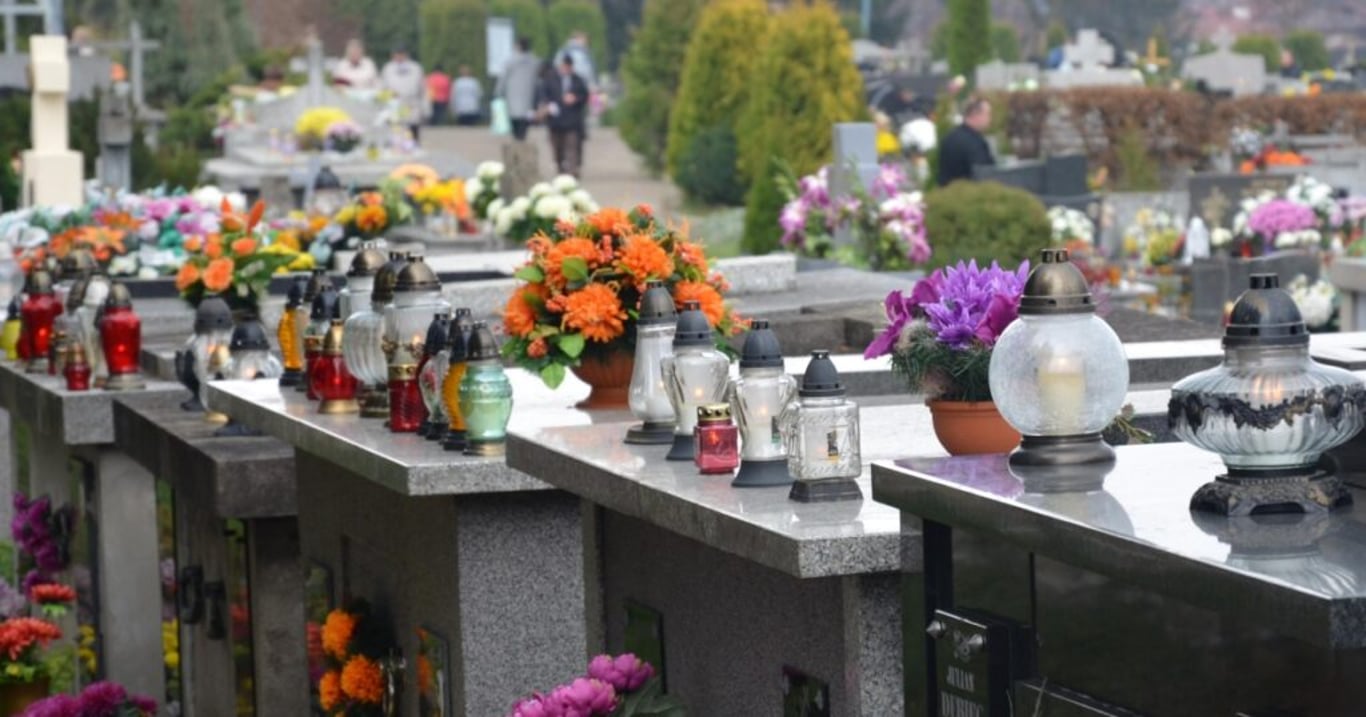 Než půjdete na hřbitov, nezapomeňte na tento důležitý krok. Vaše svíčky díky tomuto triku vydrží hořet 3x déle