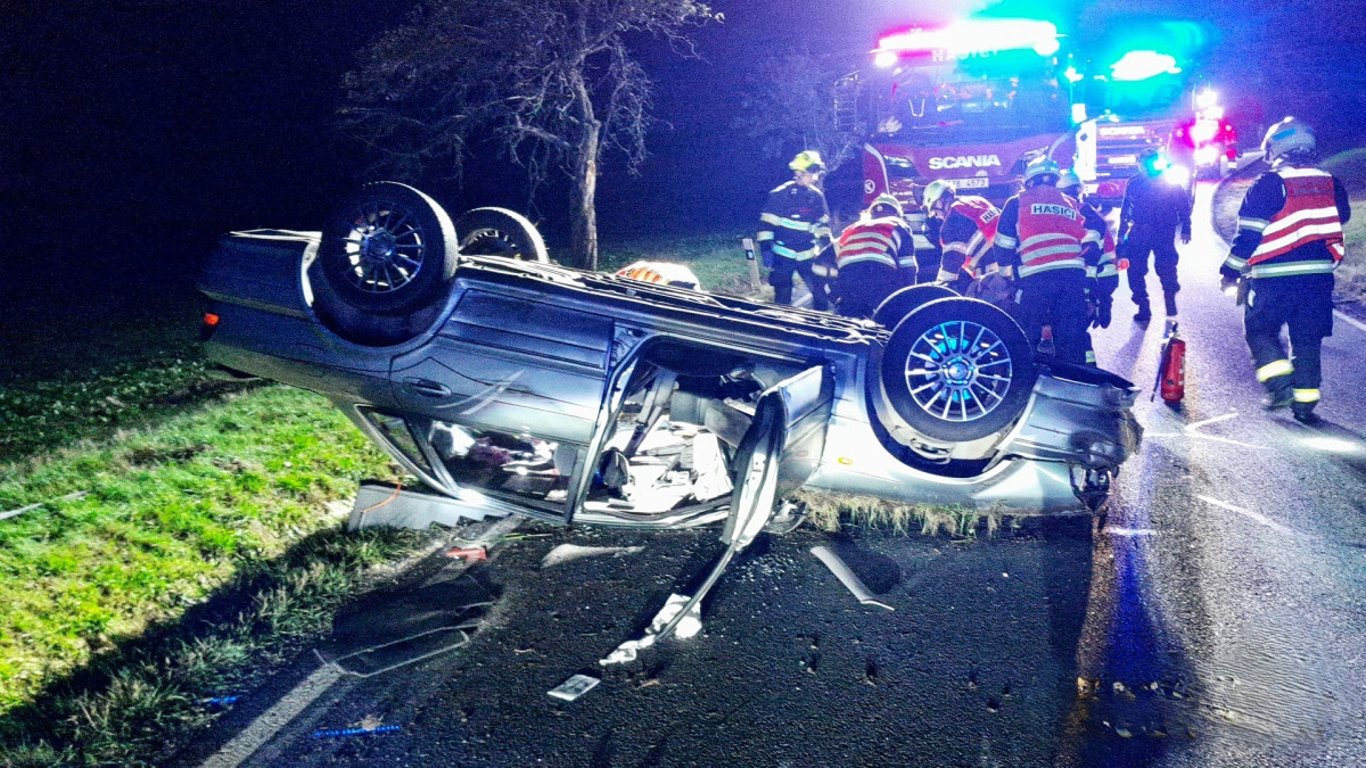 Děsivá nehoda, auto s opilým řidičem vyletělo ze silnice a narazilo do stromu