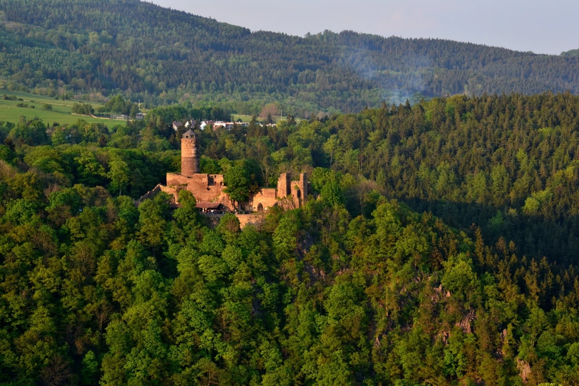 Tento hrad turisté přehlížejí, ale místní na něj nedají dopustit. Skrývá kouzlo, jaké jinde nenajdete