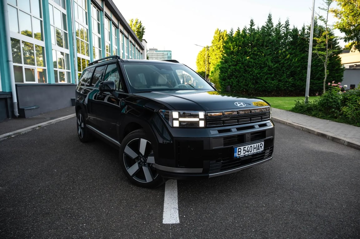 Hyundai Santa Fe směle konkuruje české Škodovce.