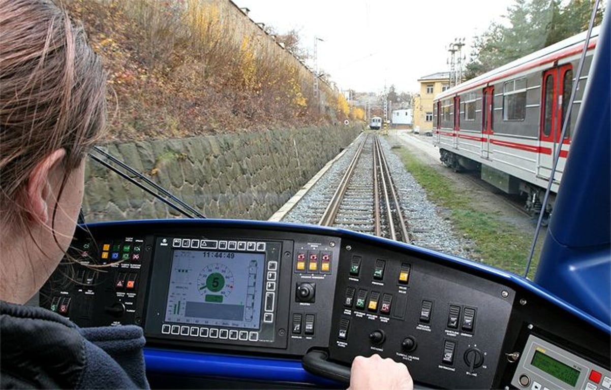 Řidička tramvaje koukala do telefonu, nevšimla si mladíka na kolejích a usmýkala ho