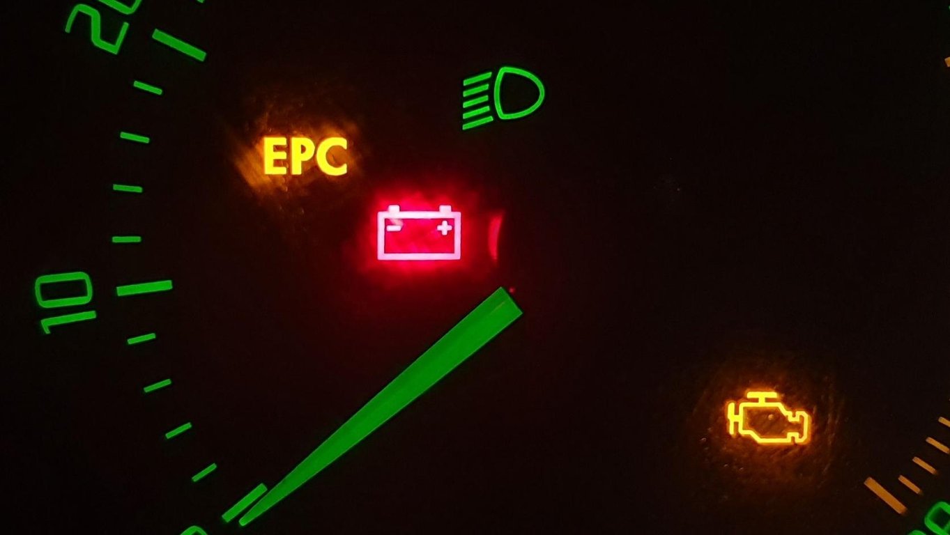 Nezavírejte oči před touto svítící kontrolkou na přístrojové desce auta. Malá dioda zachrání auto před generální opravou