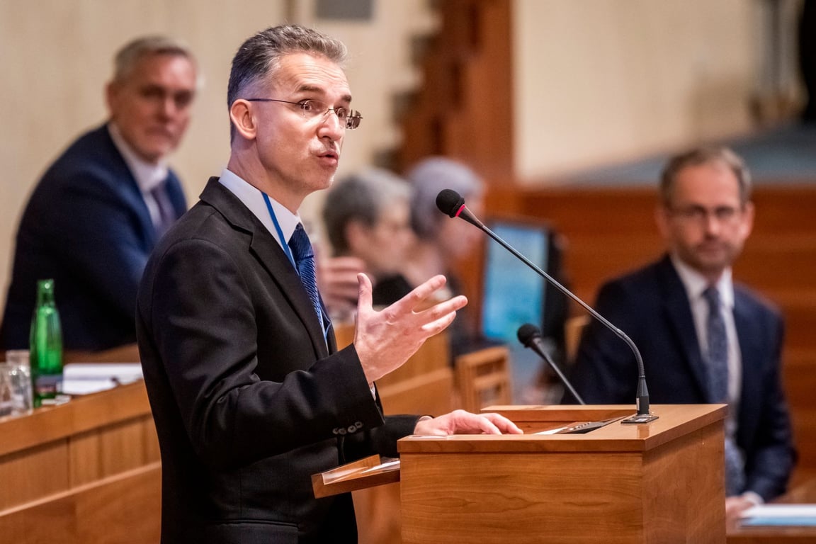 Senát kývl prezidentovi. Novými ústavnímu soudci budou Bartoň a Smolek