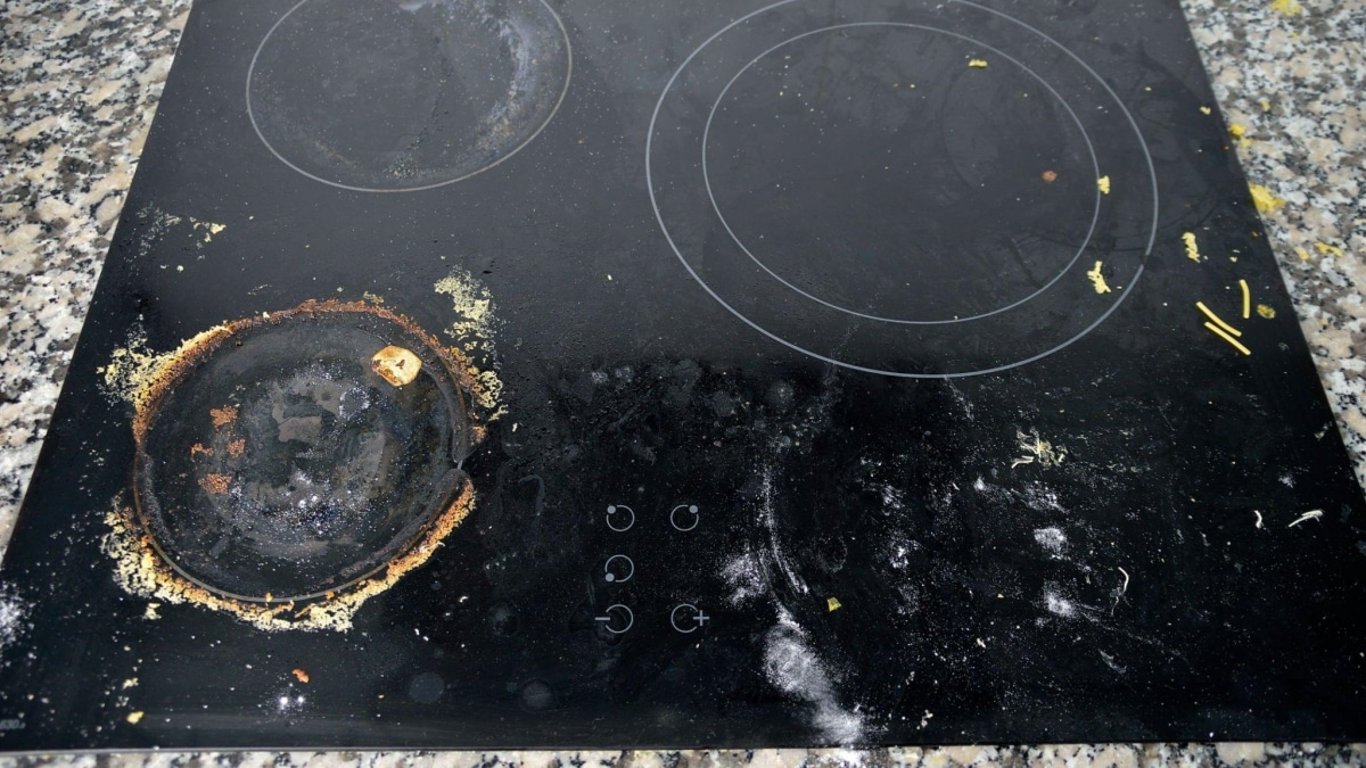 Roky se hledal způsob, jak vyčistit sklokeramickou desku bez škrábanců. Nakonec pomohla směs z běžných věcí