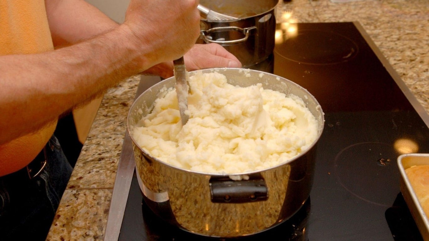 Bramborová kaše při špatném ohřevu tuhne a chutná nezajímavě. Jen jeden správný způsob zachová její lahodnou chuť