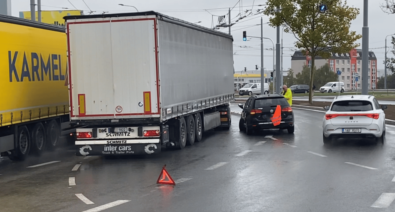 První nehoda už se stala na přestavěné turbo okružní křižovatce u Makra