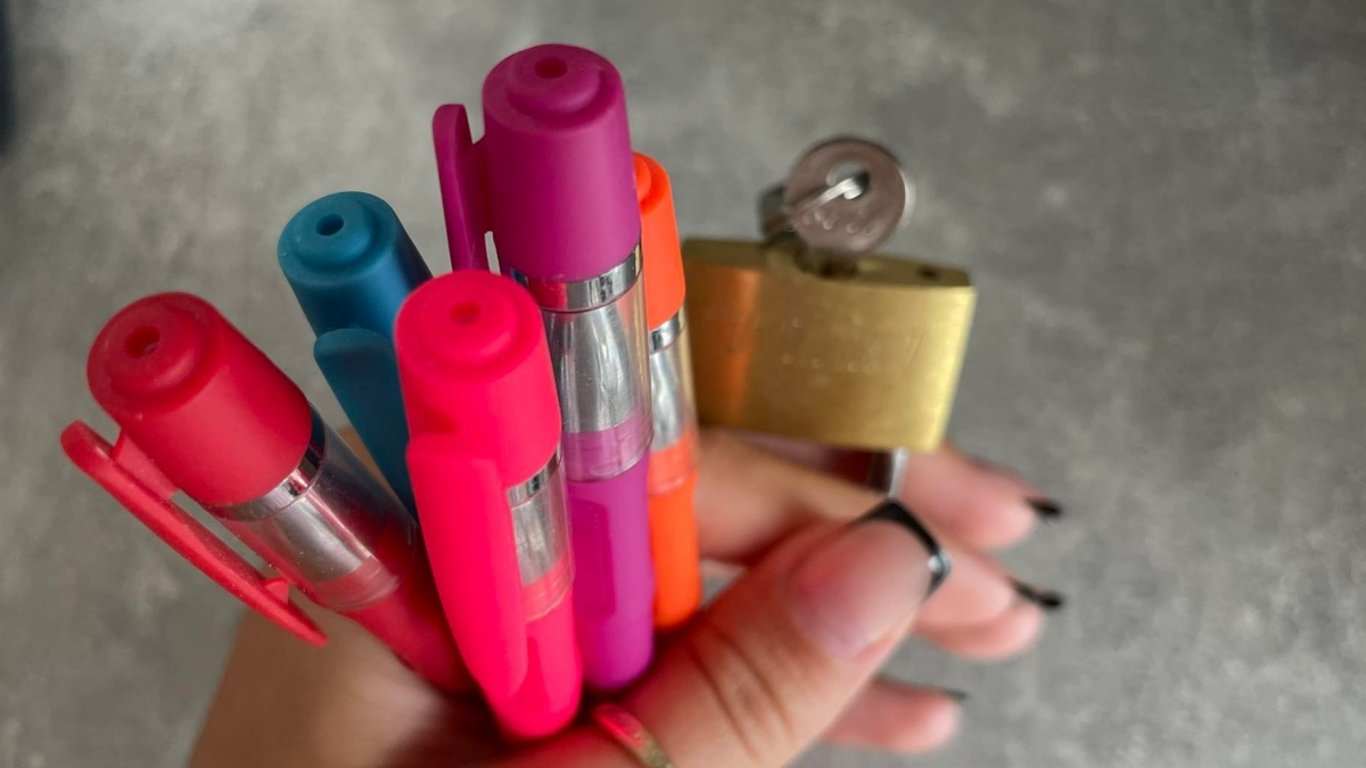 Malá dírka na zámku nebo otvor ve víčku propisky nejsou náhoda. Tyto detaily už zachránily nespočet životů