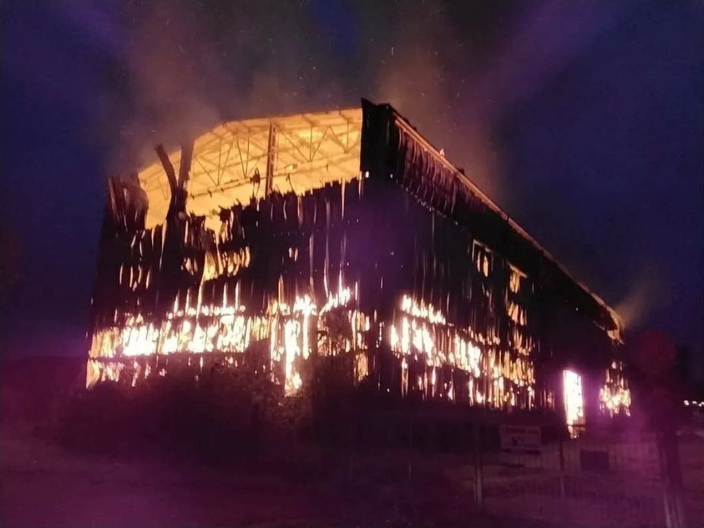 Škody půjdou do milionů. Na Blanensku ráno shořel velkokapacitní seník
