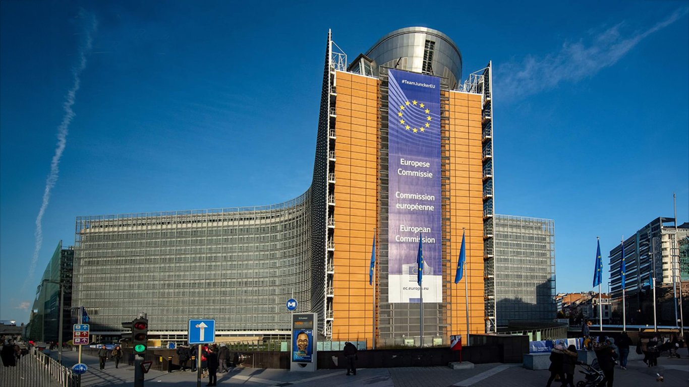 Absurdní plán EU: Sebere 24,7 miliardy Kč našim automobilkám a pošle je Číně a Tesle. Je to podle vás v pořádku?